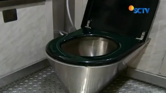 Pemprov DKI baru menyediakan smart toilet di halte Balai Kota dan Halte Monas.