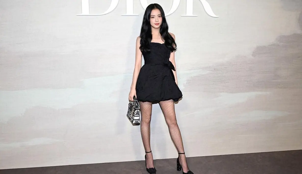 Jisoo Blackpink terlihat tampil dalam balutan mini dress hitam serta memakai high heels dengan warna senada. Bahkan, wanita 27 tahun ini juga terlihat memakai hand bag Dior dengan aksen hitam dan putih. (Liputan6.com/IG/@sooyaaa__)