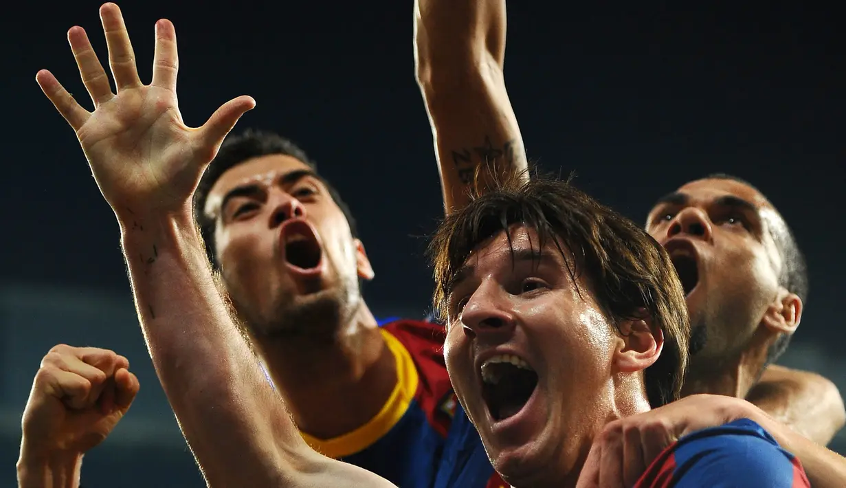Bintang Barcelona, Lionel Messi, bersama rekan-rekannya merayakan gol ke gawang Real Madrid pada babak semifinal Liga Champions di Stadion Santiago Bernabeu, Madrid, Rabu (27/4/2011). (AFP/Lluis Gene)