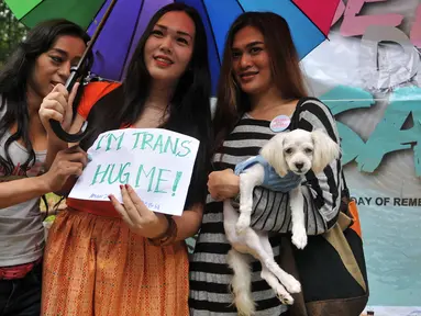 Puluhan transgender menggelar peringatan Transgender Day of Remembrance di Taman Suropati, Jakarta, Minggu (22/11). Kegiatan ini untuk mengenang transgender yang terbunuh akibat kebencian terhadap orang-orang transgender. (Liputan6.com/Gempur M Surya)