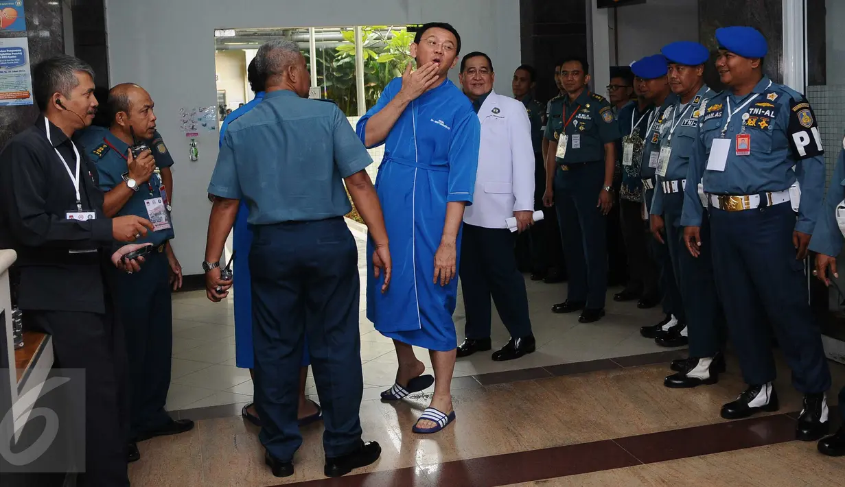 Cagub DKI Jakarta 2017 Basuki Tjahaja Purnama menyapa media saat akan menjalani tes kesehatan di RSAL Dr. Mintoharjo, Jakarta, Sabtu (24/9). Tes tersebut merupakan tahapan pendaftaran cagub dan cawagub. (Liputan6.com/Gempur M Surya). 