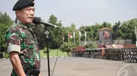 Panglima TNI Jenderal TNI Moeldoko memberikan amanatnya pada apel kesiapsiagaan terkait pengamanan pilpres 2014 di Lapangan Bhumi Marinir Cilandak, Jakarta, Jumat (2/5/2014) (Liputan6.com/Faizal Fanani).