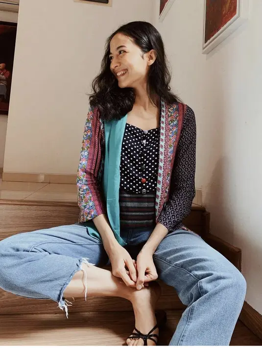 Putri Marino tampil casual dengan kebaya yang dipadukan celana denim. Outfit ini membutikan jika kebaya tidak hanya bisa digunakan saat acara formal saja. @putrimarino