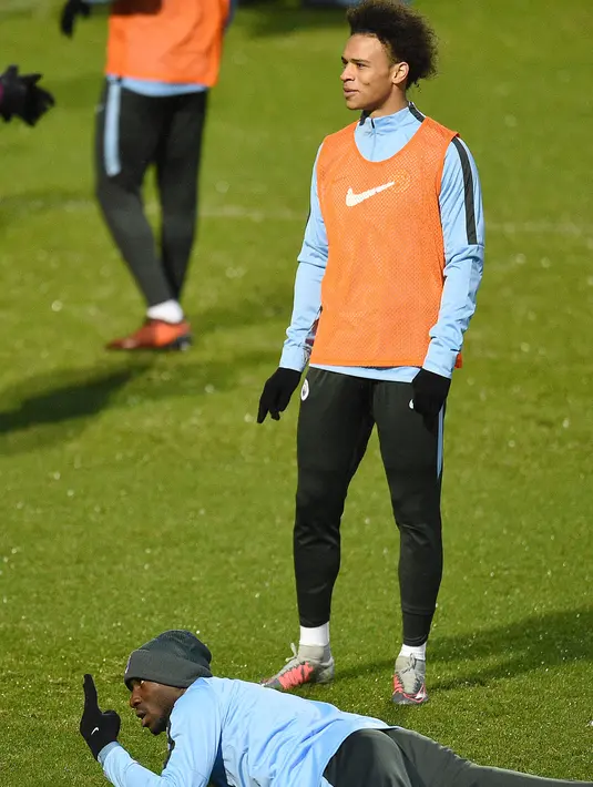 Gaya pemain Manchester City, Eliaquim Mangala (bawah) saat sesi latihan di  di City Football Academy, Manchester, (20/11/2017). City akan melawan Feyenord ada grup F. (AFP/Oli Scarff)