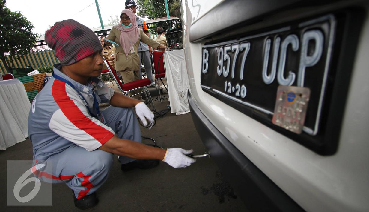 Petugas melakukan uji emisi gratis kendaraan di kawasan Rawamangun, Jakarta, Selasa (26/4). Kegiatan tersebut diadakan untuk mengukur kualitas udara perkotaan serta mengontrol gas buang kendaraan agar tetap layak jalan. (Liputan6.com/Immanuel Antonius)