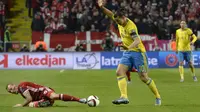 Ibrahimovic beraksi membantu Swedia menang 2-1 atas Denmark (Reuters)
