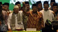 Rois Am PBNU terpilih, KH Ma'ruf Amin (kiri) dan Ketua PBNU terpilih, KH Said Aqil Siradj (tengah) mengangkat tangan saat penutupan Muktamar NU di Jombang, Jawa Timur, Kamis (6/8/2015). (Liputan6.com/Johan Tallo)