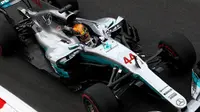 Pebalap Mercedes, Lewis Hamilton, menjadi yang tercepat pada sesi latihan pertama (FP1) F1 GP Italia yang berlangsung di Sirkuit Monza. (Twitter/@F1)