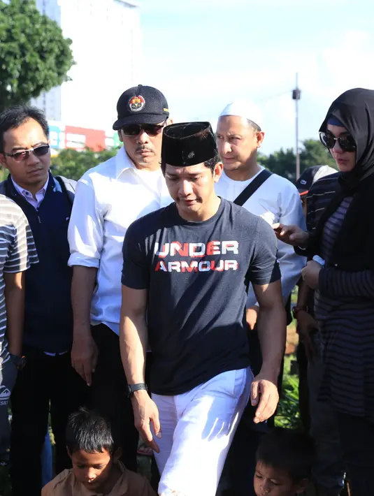 Setelah pagi meninggal, Iko dan keluarganya sepakat untuk segera mengantarkan ke peristirahatan terakhirnya. Aktor laga The Raid itu terlihat tegar dengan kepergian ayahnya untuk selama-lamanya. (Adrian Putra/Bintang.com)