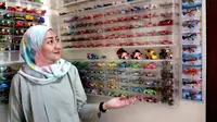 Amaliya Viyata punya ribuan mainan anak-anak di rumahnya. (Liputan6.com/Fitri Haryanti Harsono)