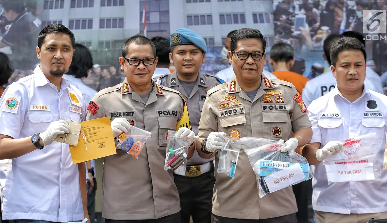 Kabid Humas Polda Metro Jaya Kombes Argo Yuwono dan Kapolres Jakarta Utara Kombes Reza Arif menunjukkan barang bukti saat rilis pengungkapan terkait penangkapan Faris RM di Polres Jakarta Utara, Minggu (26/8). (Liputan6.com/Faizal Fanani)