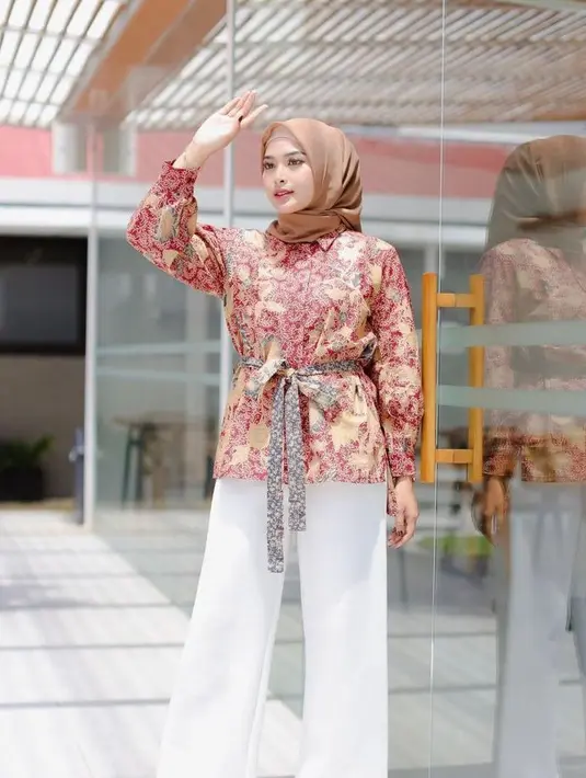 Blouse batik dengan detail ikat pinggang jadi pilihan simple untuk tampil stylish dan modis. (Instagram/jumputan_inten).