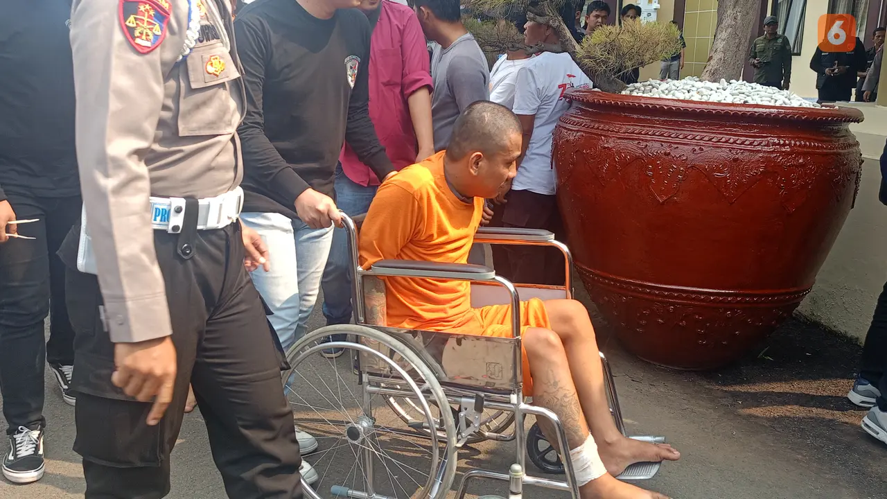Polisi Gadungan Kakinya Ditembak, Karena Menggeluarkan Sajam Saat Ditangkap. (Rabu, 16/07/2024). (Yandhi Deslatama/Liputan6.com).