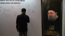 Dalam kegiatan tersebut, warga yang hadir turut menandatangani petisi sebagai bentuk solidaritas dan kepedulian terhadap para korban, termasuk pejabat dan masyarakat sipil Iran yang terdampak situasi konflik. Tampak dalam foto, seorang pria menandatangani dinding penghormatan sementara untuk mendiang Pemimpin Tertinggi Iran Ayatollah Ali Khamenei di kediaman duta besar Iran untuk Indonesia, Jakarta, Kamis 5 Maret 2026. (AP Photo/Tatan Syuflana)