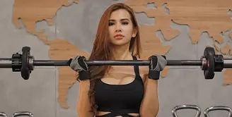 Bagi para perempuan yang ingin mempunyai bentuk badan seperti Maria Vania, kalian harus rajin berolahraga. (Foto: instagram.com/maria_vaniaa)