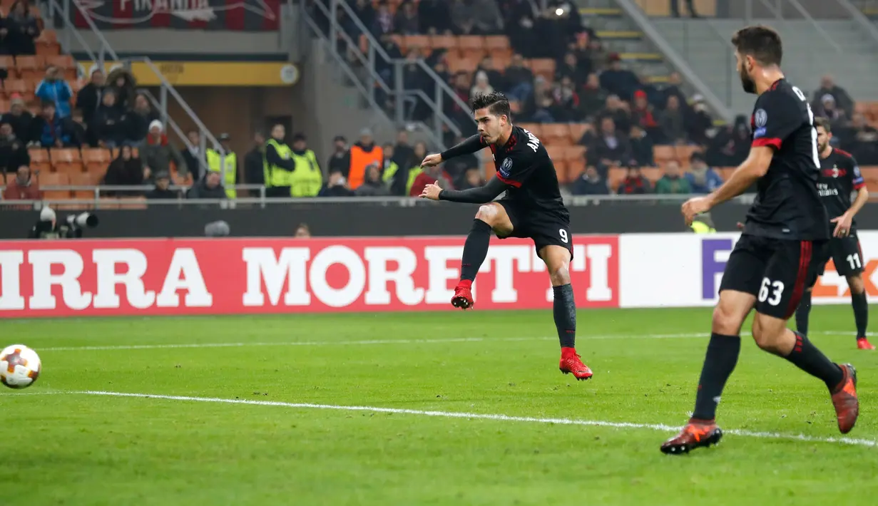Pemain AC Milan, Andre Silva melakukan tendangan ke gawang Austria Wien pada matchday kelima Liga Europa di Stadion San Siro, Jumat (24/11). AC Milan memastikan diri lolos sebagai juara Grup D usai menang 5-1. (AP/Antonio Calanni)