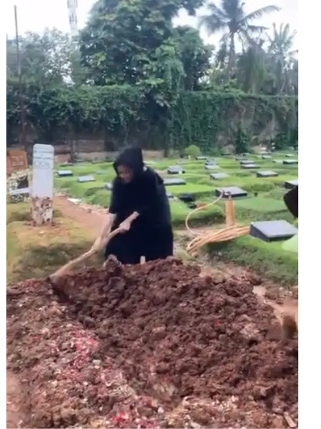 6 Potret Karina Ranau dan Anak-anak Bangun Makam Epy Kusnandar, Dipasangi Rumput