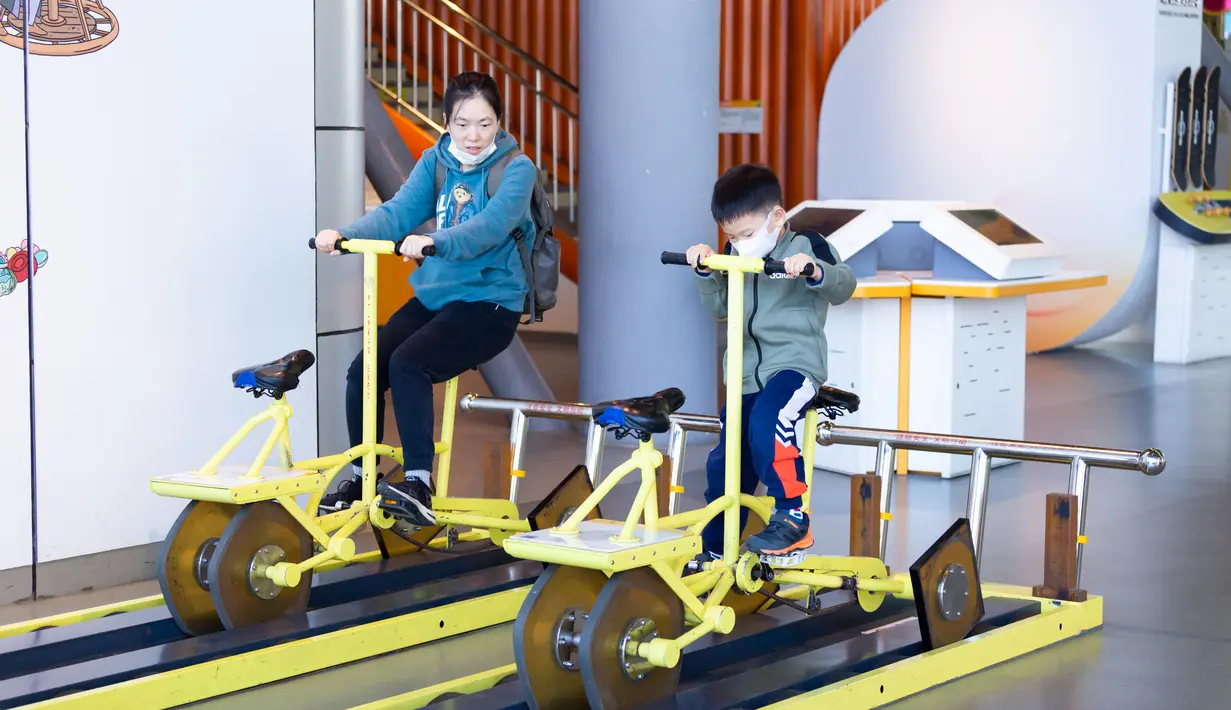 Pengunjung menjajal sepeda beroda segi empat di Museum Ilmu Pengetahuan dan Teknologi Nanjing saat Pekan Ilmu Pengetahuan dan Perdamaian Internasional di Nanjing, Provinsi Jiangsu, China timur (11/11/2020). (Xinhua/Zhang Meng)