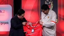 Ketua Umum PSSI, Erick Thohir (kiri) memberikan jersey Timnas Indonesia bertanda tangan pelatih baru John Herdman kepada Ketua Steering Committee (SC) Piala Presiden 2025 dalam acara Malam Penutupan Piala Presiden 2025 di Studio 8 SCTV Tower, Senayan City, Minggu (12/04/2026) malam WIB. (Bola.com/Bagaskara Lazuardi)