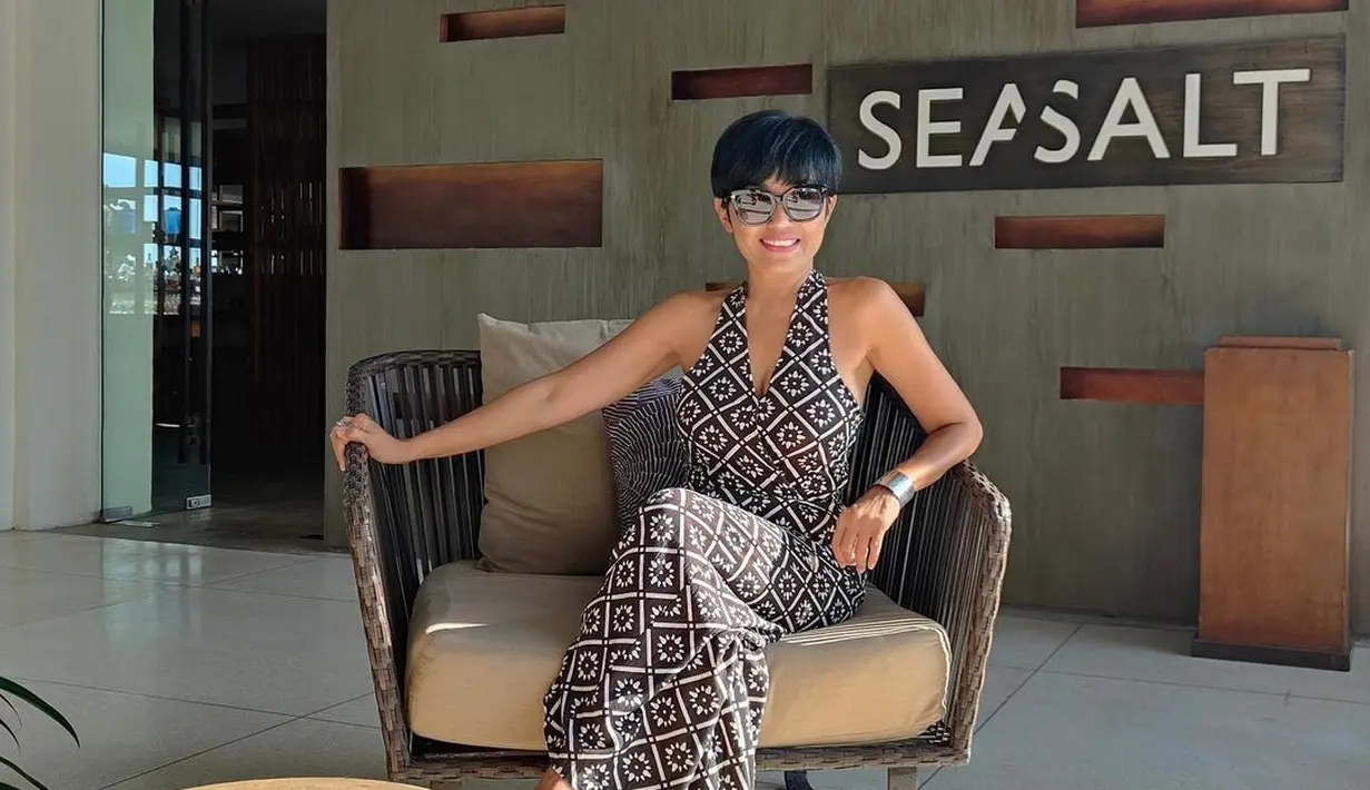 Tak terlihat seperti perempuan berusia kepala lima, Herdiana Kiehl tampak sangat cantik dan awet muda. (FOTO: instagram.com/herdianak/)