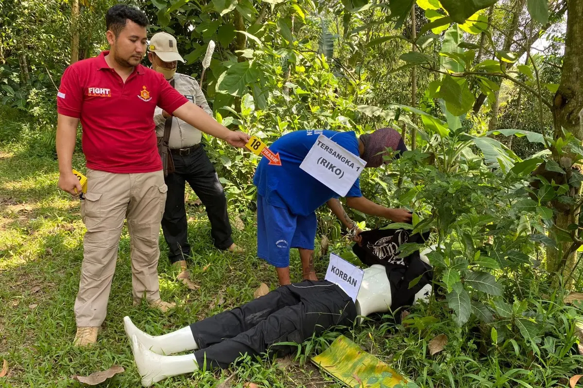 Rekonstruksi pembunuhan siswi SMP di Kebumen, Jawa Tengah. (Foto: Liputan6.com/Humas Polres Kebumen)