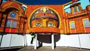 Pekerja merapikan sebuah replika bangunan di festival lemon, Menton , Prancis (10/2). Festival yang ke- 83 ini  yang bertema " Cinecitta ". (REUTERS/Eric Gaillard)