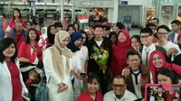 Rio Haryanto, disambut komunitas masyarakat Indonesia saat tiba di Bandara Internasional Pierre Elliott Trudeau, Montreal, Kanada, Minggu (5/6/2016). (Bola.com/Media Relations Rio Haryanto)