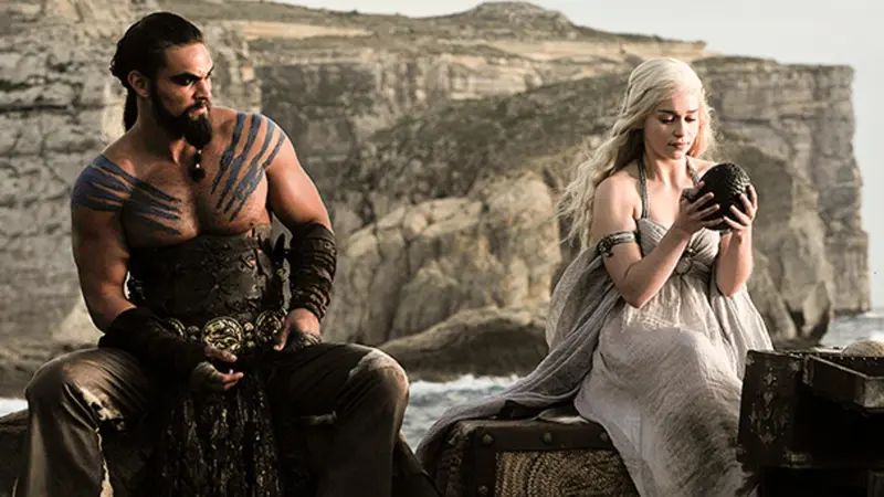 Emilia Clarke dan Jason Momoa