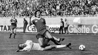 Gelandang Liverpool David Johnson berjibaku dengan bek Real Madrid Uli Stielike pada final Piala Champions 1980/1981. (AFP/Dominique Faget)