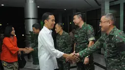 Jokowi dan Iriana disambut Kepala RSPAD Brigjen Ponco AP bersama jajarannya saat menjenguk BJ Habibie, Jakarta, (28/10/2014). (Liputan6.com/Herman Zakharia)