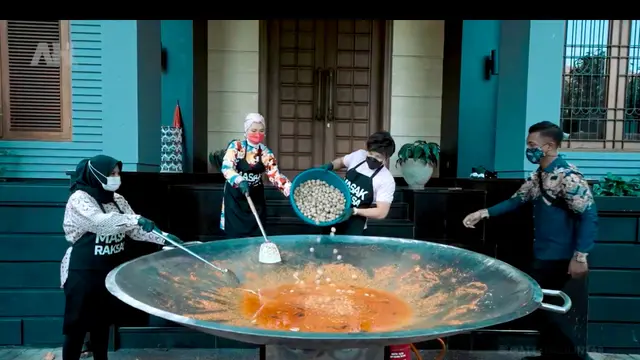 Aurel Hermansyah Ngidam, Ini 7 Momen Atta Halilintar Masak 1500 Bakso Mercon Raksasa. (Sumber: YouTube/Atta Halilintar)