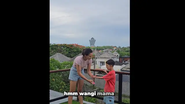 Desain Tropis dengan Rumput Sintetis