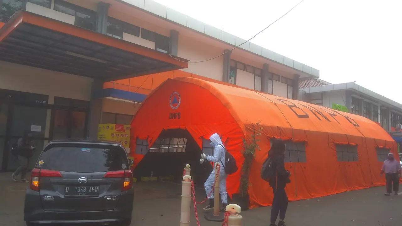 Tenda BNPB didirikan di RSUD Kota Bandung untuk mengantisipasi kenaikan jumlah pasien COVID-19, Kamis, 1 Juli 2021.(Arie Nugraha)