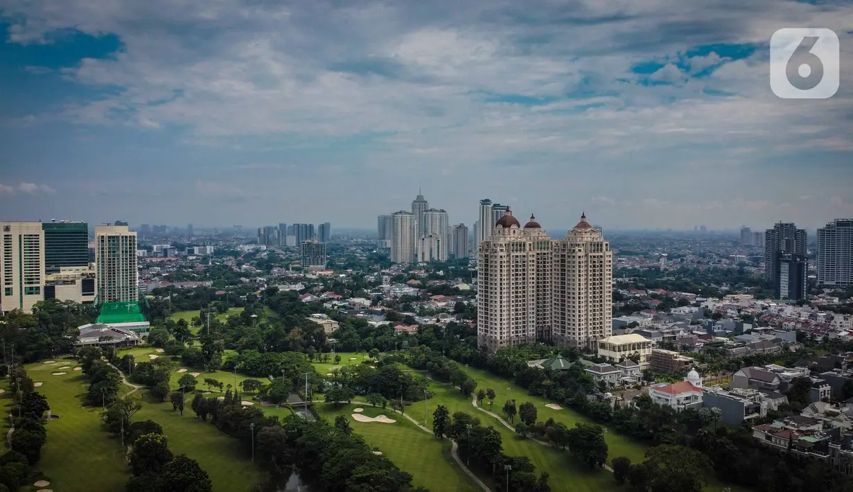 Foto udara gedung bertingkat di kawasan Sudirman, Jakarta, Rabu (8/4/2020). Berdasarkan US Air Quality Index (AQI), pukul 12.00 WIB, kualitas udara Jakarta tercatat di angka 35 serta polutan parameter PM2,5 menempatkan Jakarta diperingkat 78 dengan kualitas udara sedang. (Liputan6.com/Faizal Fanani)