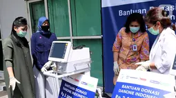 Danone Indonesia memberikan bantuan berupa pengadaan alat kesehatan 3 unit ventilator dan 10.500 boks hidrasi kepada Siloam Hospitals Group untuk menanggulangi dampak penyebaran COVID-19 di Indonesia. (Liputan6.com/HO/Wening)