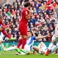 Pemain Liverpool Roberto Firmino mencoba melakukan tendangan ke gawang Brighton and Hove Albion pada pertandingan sepak bola Liga Premier Inggris di Anfield, Liverpool, Inggris, 1 Oktober 2022. Pertandingan berakhir imbang 3-3. (Peter Byrne/PA via AP)