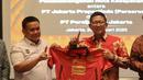 Direktur PT Persija Jaya Jakarta, Mohamad Prapanca (kanan) memberikan secara simbolis jersey Persija Jakarta kepada Direktur Utama PT Jakarta Propertindo (Jakpro), Iwan Takwin pada acara penandatanganan nota kesepamahaman atau MOU kerja sama Persija Jakarta dan Jakpro, Kamis (20/2/2025) di Morrisey Hotel, Jakarta Pusat.