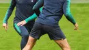 Bek Tottenham Hotspur, Jan Vertonghen dan Eric Dier melakukan pemanasan selama sesi latihan tim di Amsterdam, Belanda  (7/5/2019). Tottenham akan bertanding melawan Ajax Amsterdam pada leg kedua babak semifinal Liga Champions di Johan Cruijff Arena. (AFP Photo/Emmanuel Dunand)