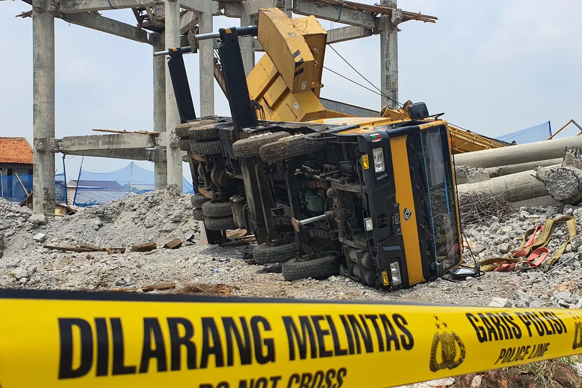 ebuah Crane terjatuh saat proses peruntuhan menara air milik PDAM Tirta Asasta di Jalan Mawar, Kelurahan Depok Jaya, Kecamatan Pancoran Mas, Kota Depok. (Liputan6.com/Dicky Agung Prihanto)