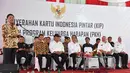 Menteri Sosial Idrus Marham memberi sambutan saat mendampingi Presiden Jokowi dalam penyerahan KIP dan PKH di SMA Negeri 1 Palembang, Sumatra Selatan (22/1). (Liputan6.com/Pool/Biro Setpres)