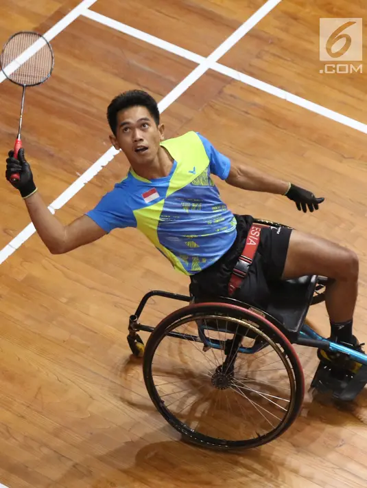 Pebulutangkis Jateng, Supriyadi berusaha mengembalikan kok ke arah Wiwin Andri (Banten) pada laga Indonesia Para Games Invitational Tournament 2018 di Istora Senayan, Jakarta, Rabu (27/6). Supriyadi unggul 21-11, 21-18. (Liputan6.com/Helmi Fithriansyah)