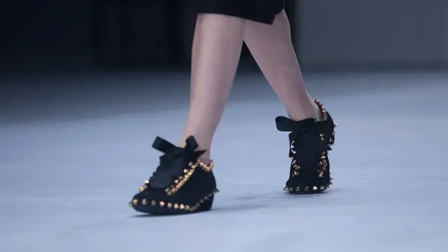 Koleksi Refounders dari Rinaldy A. Yunardi di panggung JFW 2021