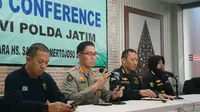 Kabid Humas Polda Jatim Kombes Pol Jules Abraham Abast di RS Bhayangkara Polda Jatim, Kamis (9/10/2025). (Liputan6.com/Dian)