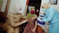 Bupati Banyuwangi Ipuk Fiestiandani (Kanan) meninjau langsung pelaksanaan vaksin lansia jemput bola. (Istimewa)