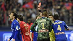 Bastia mengawali laga dengan ketidakberuntungan, Sebastian Squillaci harus dikartumerah (LOIC VENANCE / AFP)