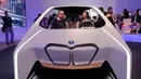 Holger Hampf bersama seorang reporter duduk di mobil konsep masa depan BMW, i Inside Future, dalam ajang CES 2017 di Las Vegas, 5 Januari 2017. Didesain dengan kapasitas empat penumpang, bagian head rest dibuat bergelantung di atap. (AP Photo/Jae C. Hong)