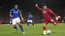 Gelandang Liverpool,  Alex Oxlade-Chamberlain berusaha mengumpan bola dari kawalan pemain Everton, Djibril Sidibe pada pertandingan babak ketiga Piala FA di Anfield, Inggris, Minggu (5/1/2019). Liverpool menang tipis atas Everton 1-0. (AP Photo/Jon Super)