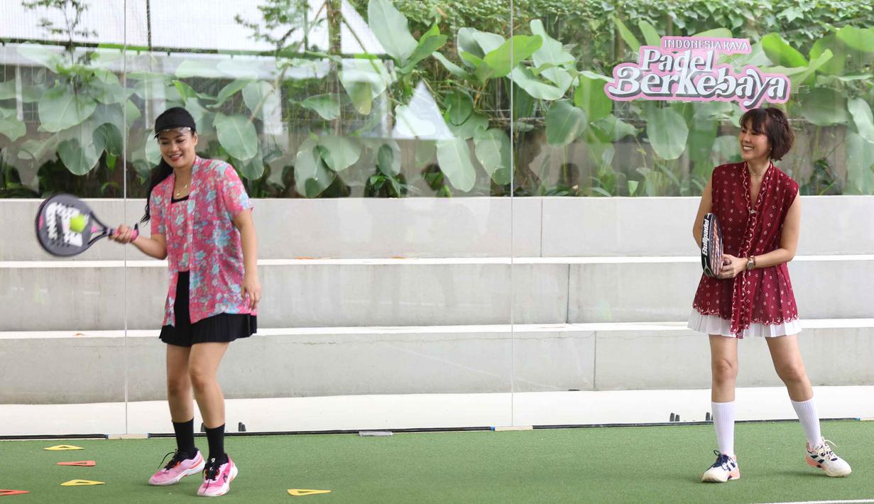 Padel Berkebaya menjadi gaya hidup baru dalam merayakan warisan bangsa yang tidak terbatas pada seremoni, tetapi hadir dalam keseharian, di ruang-ruang yang dinamis dan penuh ekspresi. Tampak dalam foto, aktris, Titi Kamal (kiri) bersama peserta lainnya saat mengikuti kegiatan Padel Berkebaya di Bounce Padel Club, Jakarta, Sabtu (7/2/2026). (Kapanlagi.com/Budy Santoso)