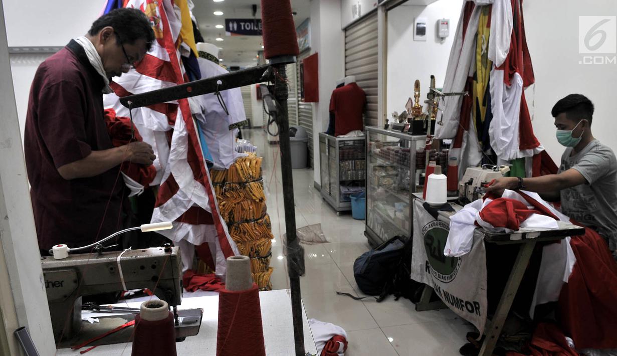 Sejumlah penjahit menjahit bendera Merah Putih di Pasar Senen, Jakarta, Kamis (2/8). Para penjahit menjual bendera Merah Putih mulai dari Rp 35 ribu hingga Rp 250 ribu per buah. (Merdeka.com/Iqbal Nugroho)