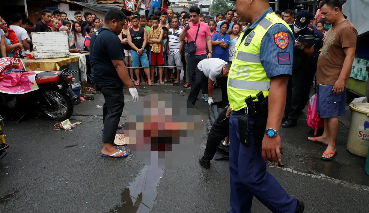 Sejumlah warga melihat jenazah Seorang wanita berusia 47 tahun yang tewas usai ditembak orang tak dikenal di Manila, Filipina, Kamis (8/12). (REUTERS/Erik De Castro)